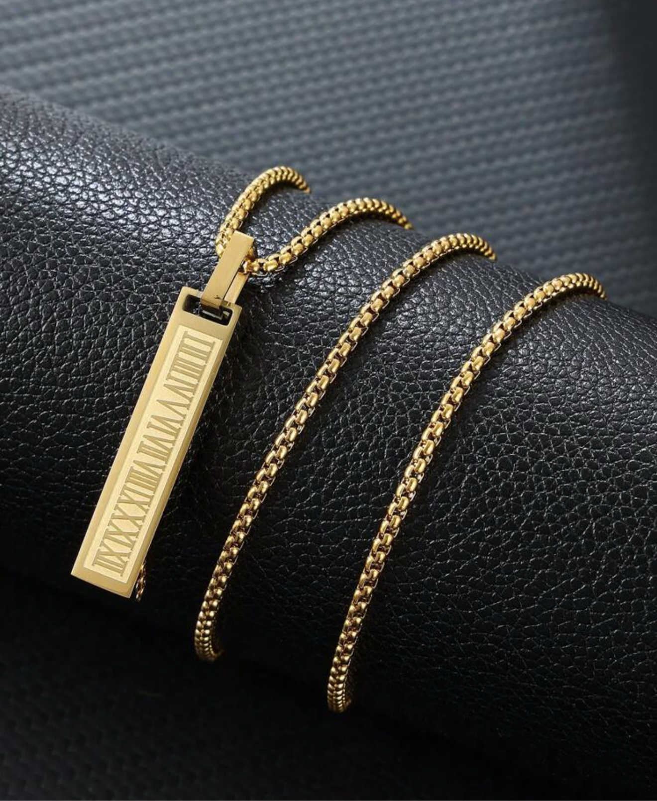 Collar de acero inoxidable con colgante de numeros romanos Dorado