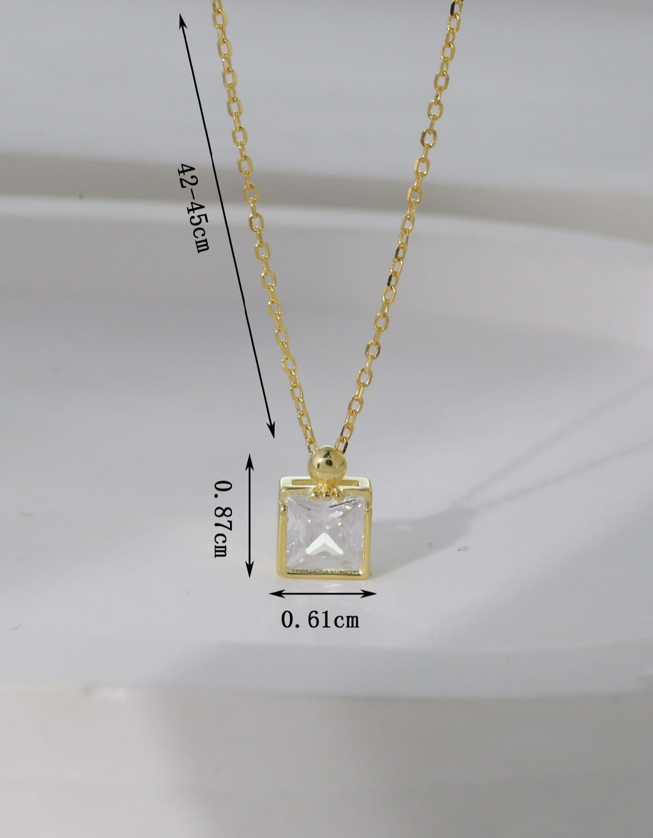 Mia Collar de Plata con baño de Oro de 14kl con dije cuadrado Andrea