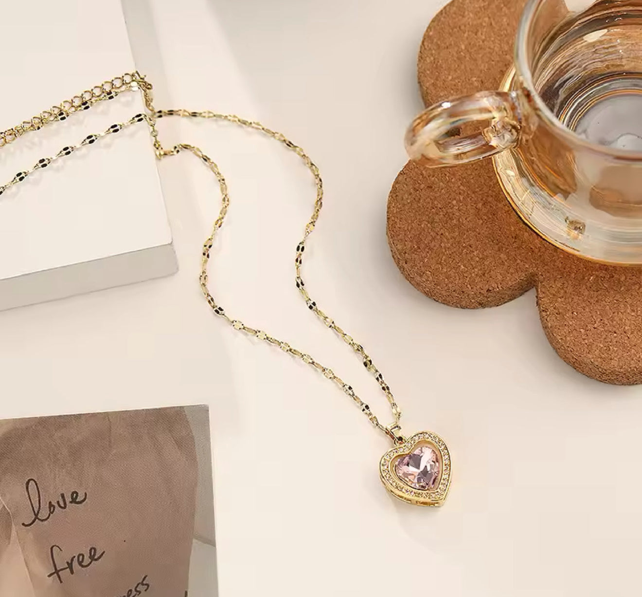 Mia Collar con dije de corazón y piedra rosada en acero inoxidable Dorado