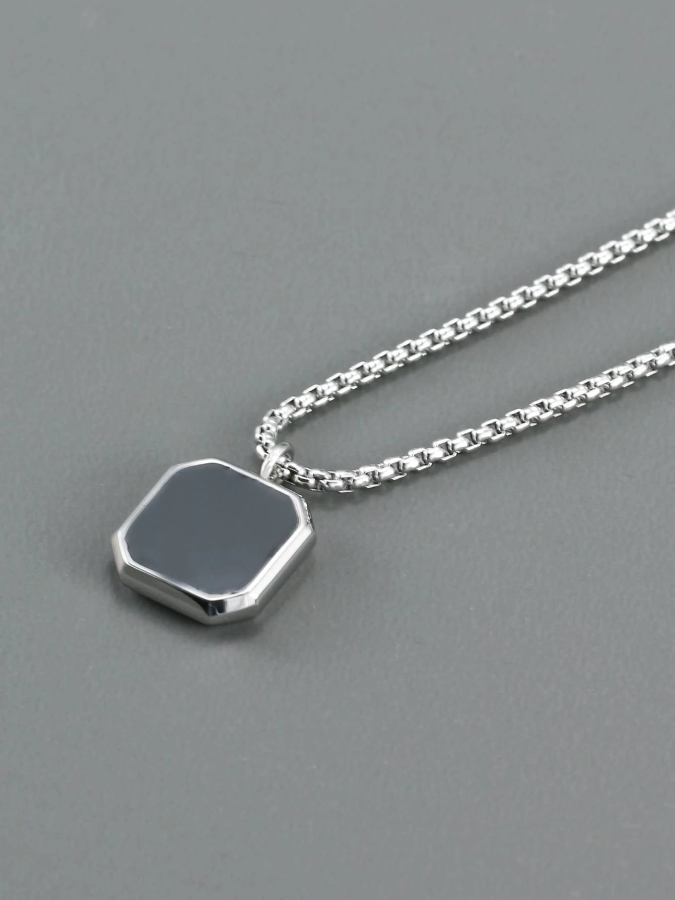 Collar plateado con dije negro de piedra