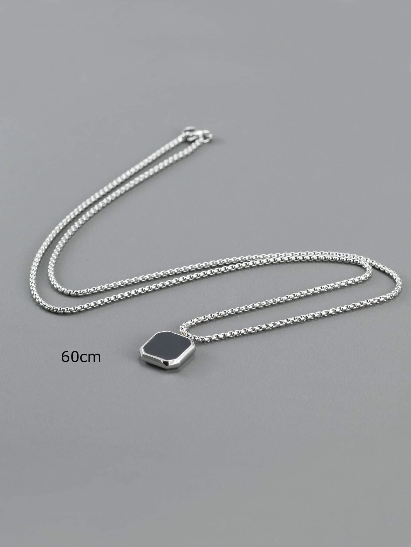 Collar plateado con dije negro de piedra