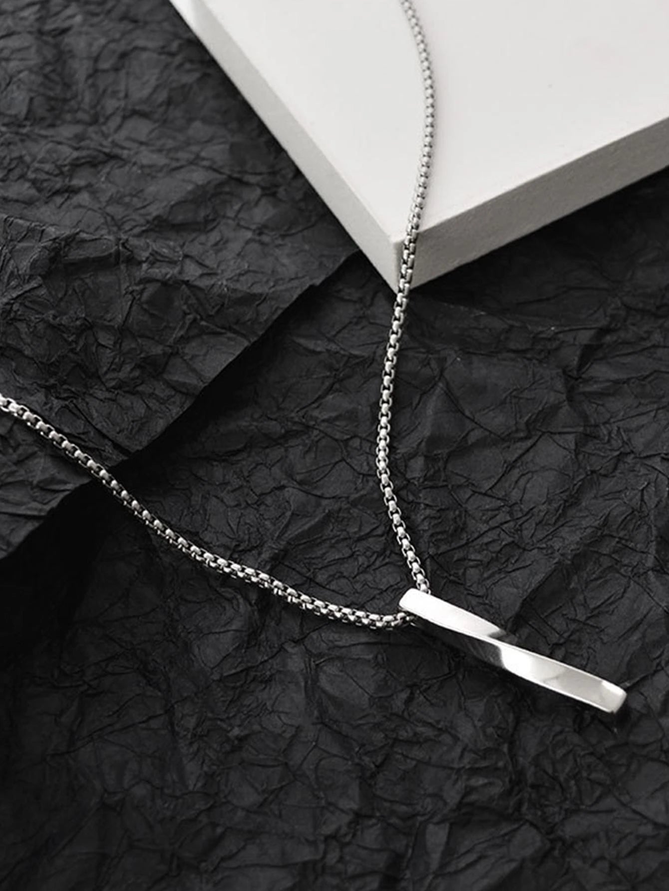 Collar con dije de retangulo plateado