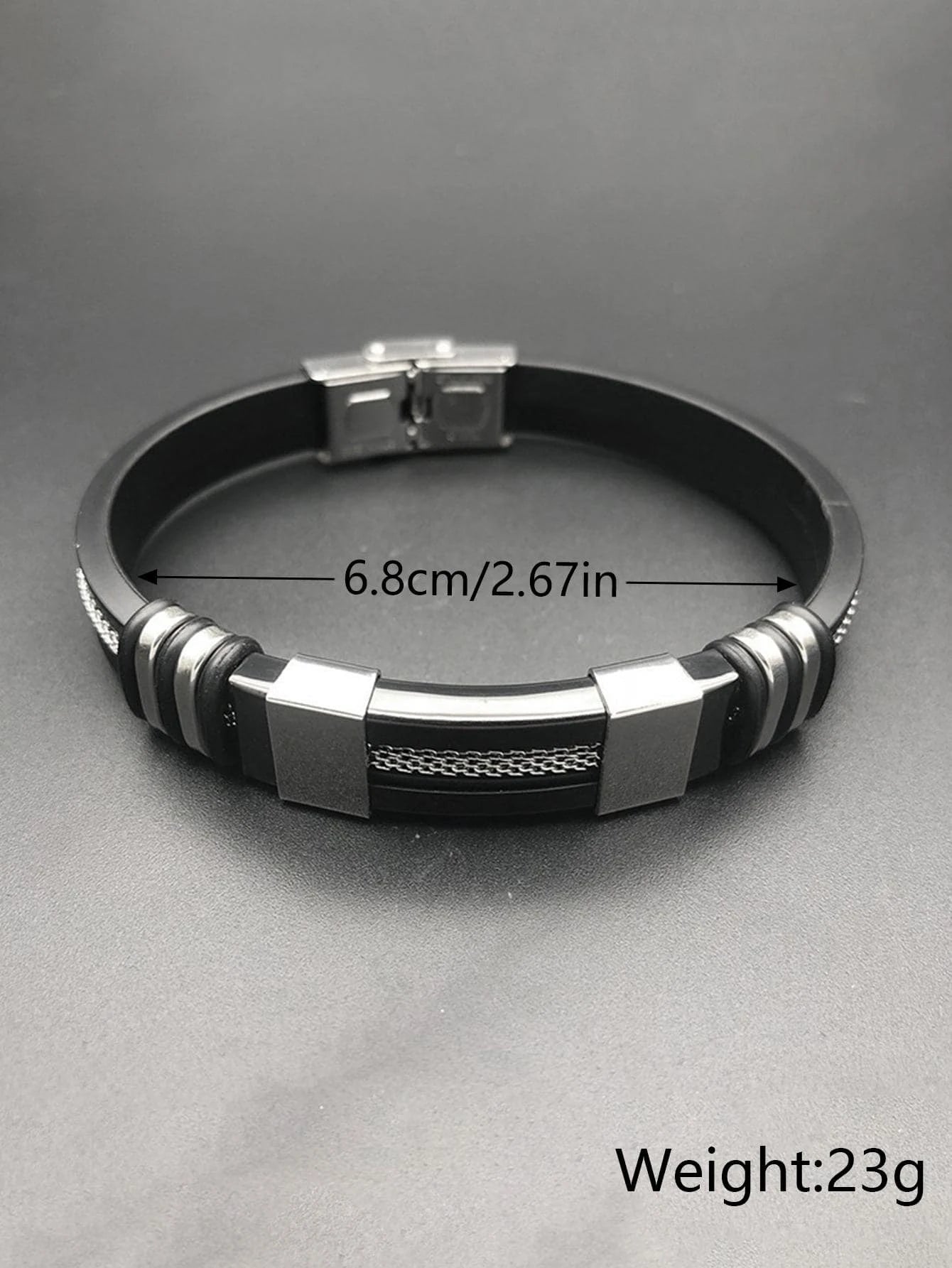 Pulsera negra con cierre reforzado y detalles plateados
