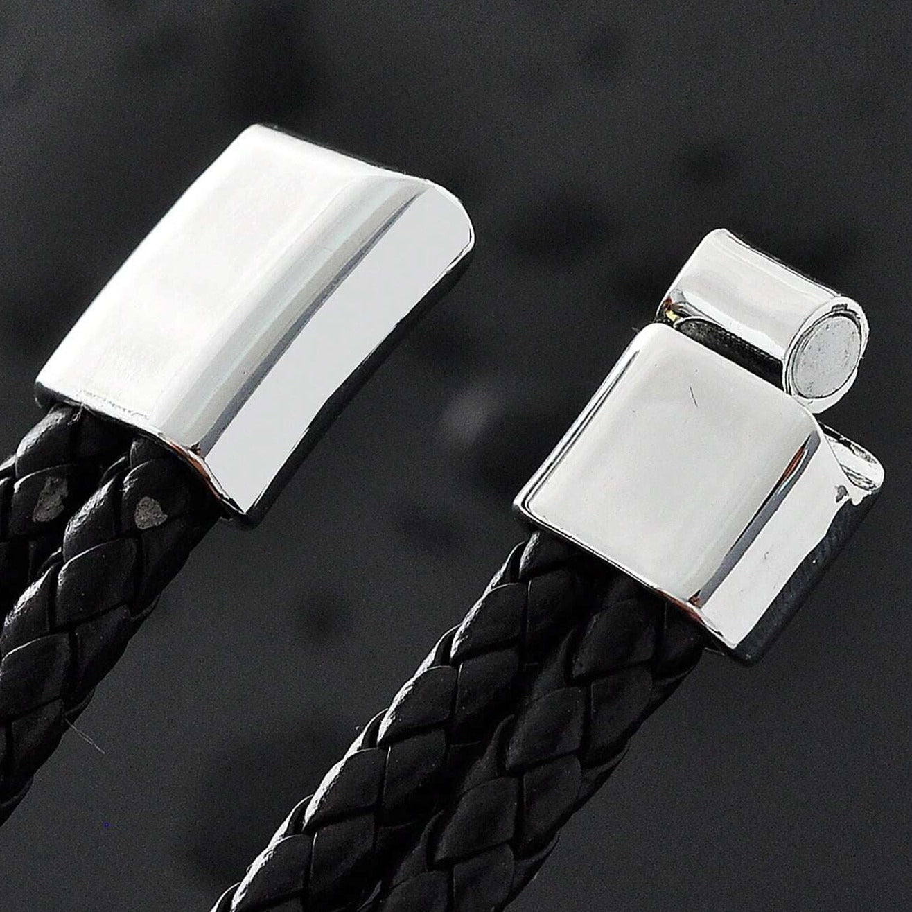 Pulsera vikingo negra con runas nórdicas plateadas en cuero auténtico