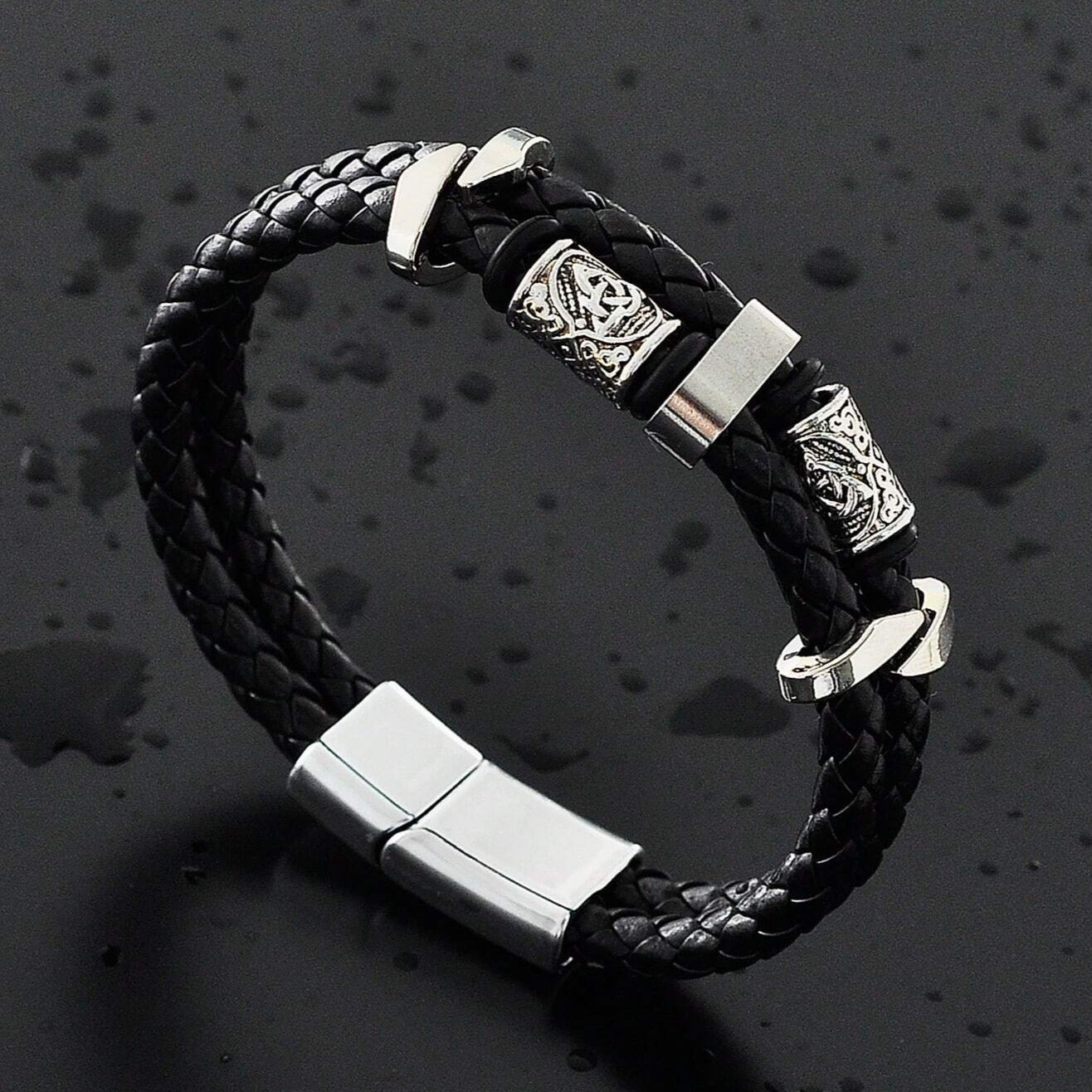 Pulsera vikingo negra con runas nórdicas plateadas en cuero auténtico