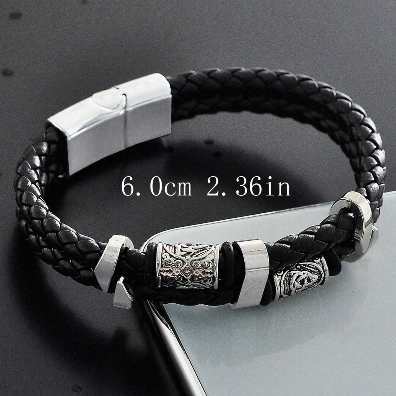 Pulsera vikingo negra con runas nórdicas plateadas en cuero auténtico