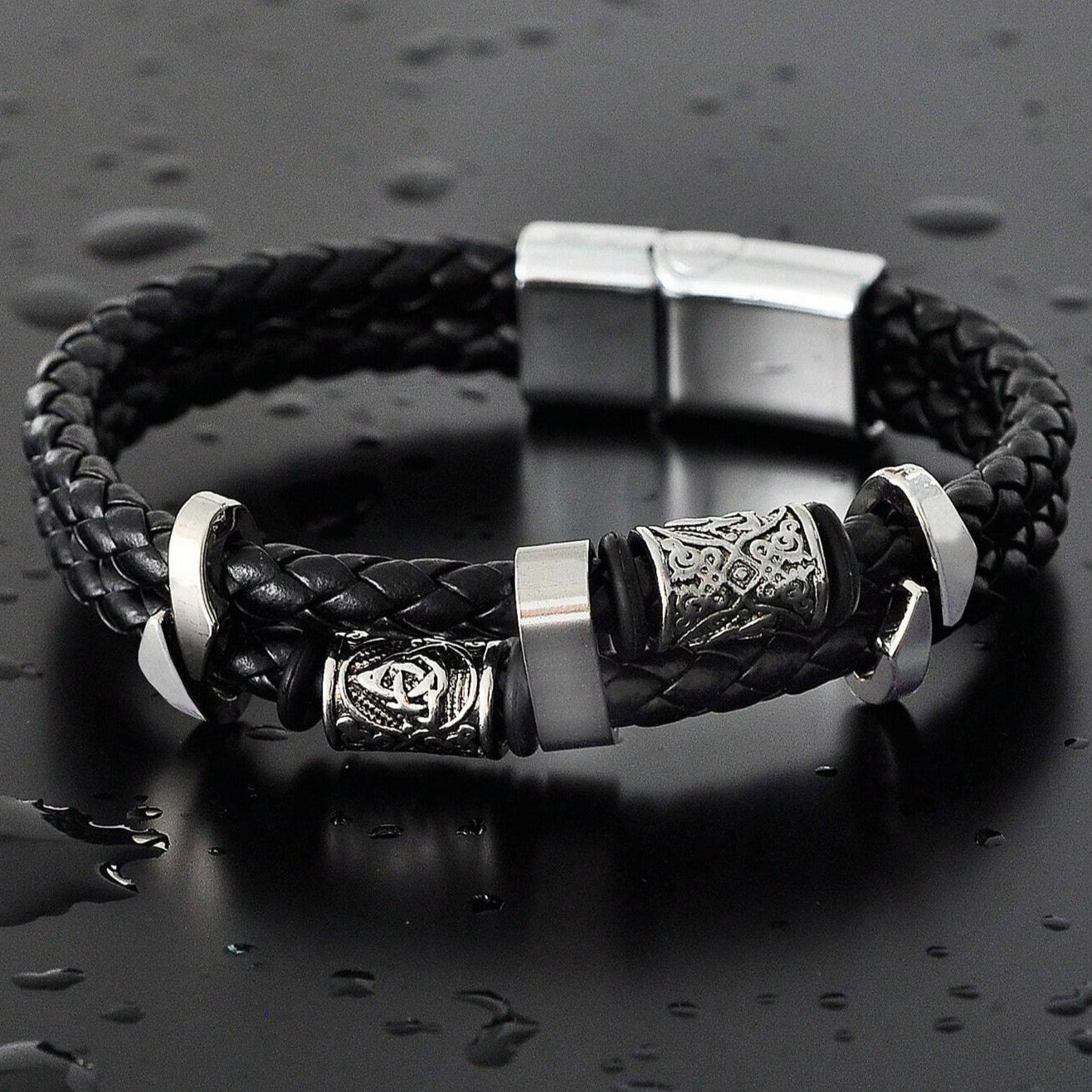Pulsera vikingo negra con runas nórdicas plateadas en cuero auténtico