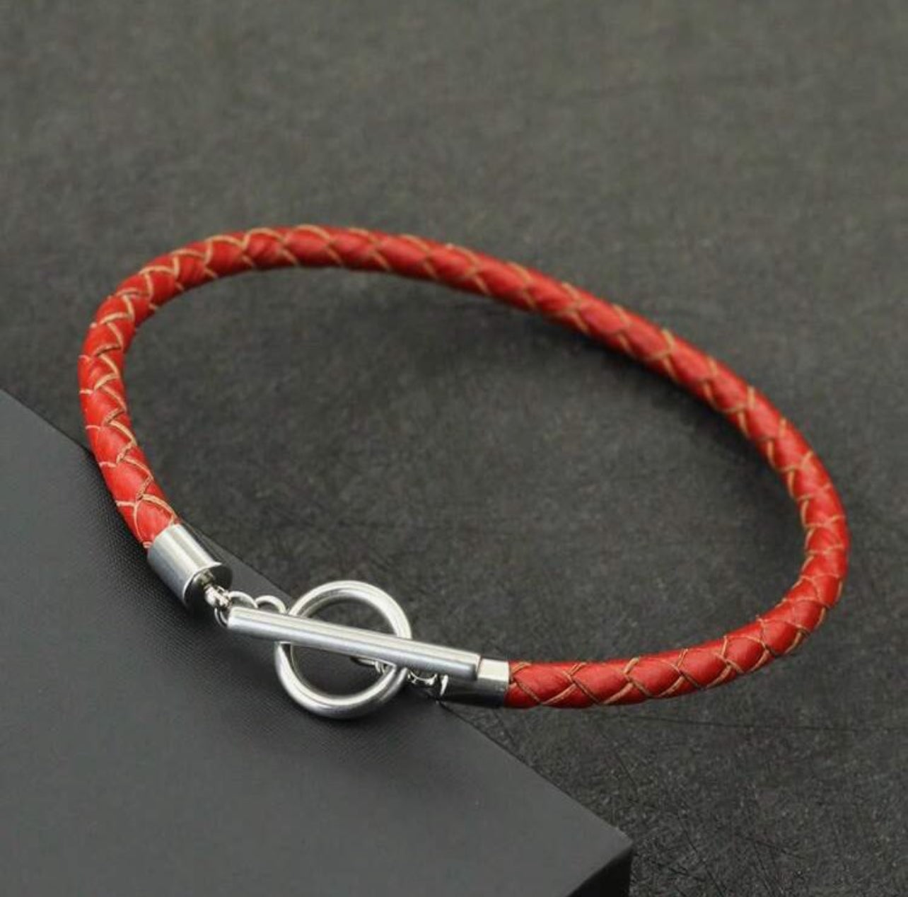 Pulsera trenzada roja con bucle