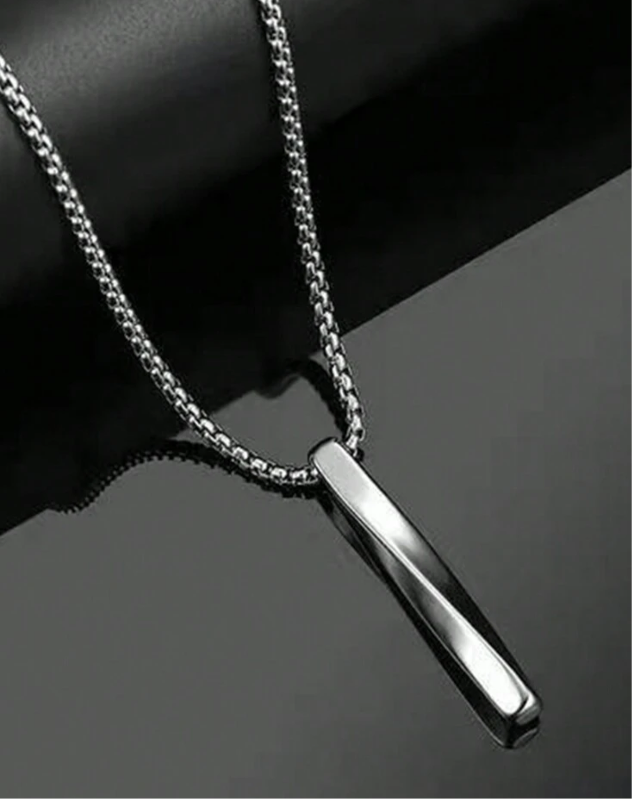 Collar con diseño rectangular en espiral negro