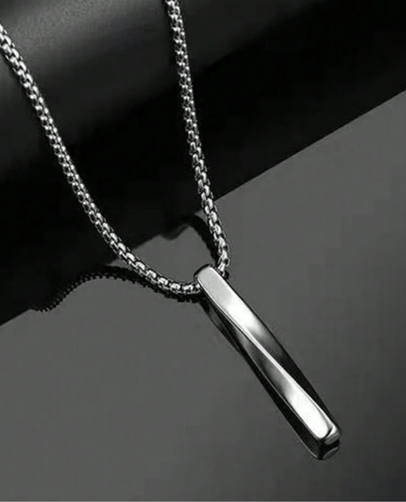 Collar con diseño rectangular en espiral negro