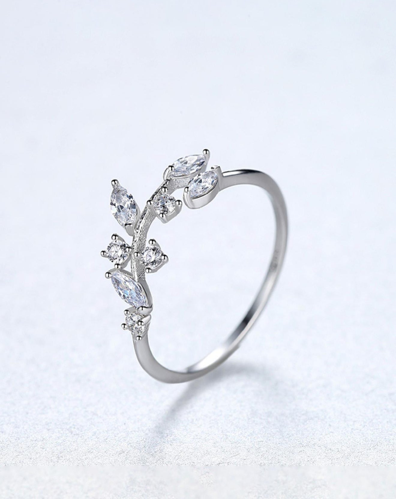 Sortija de dama en plata 925 con hojas y piedras