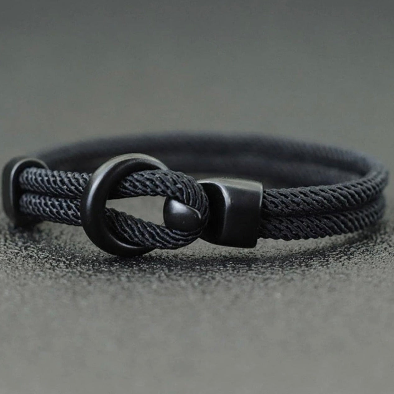 Pulsera minimalista de poliéster negra