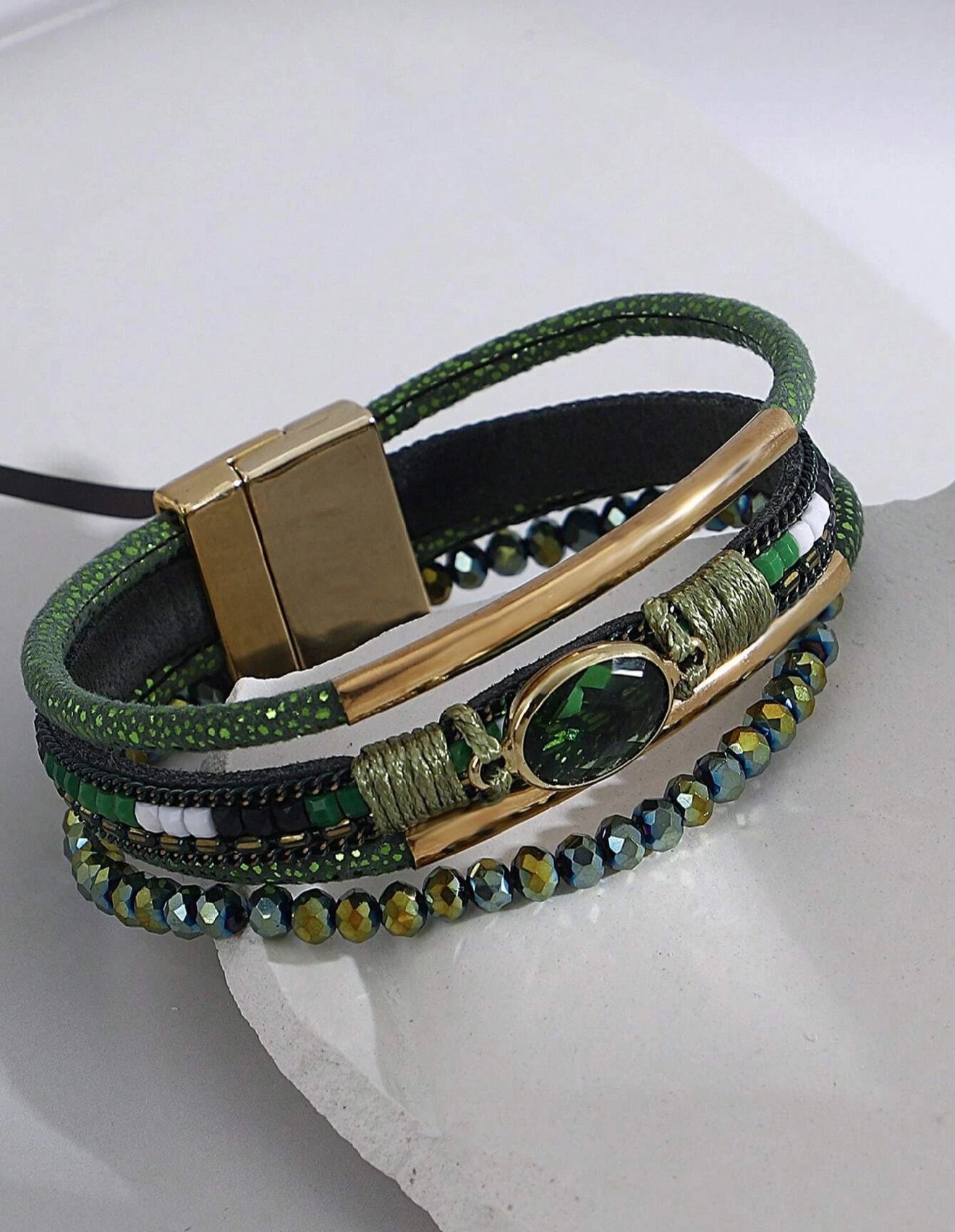 Mia - Brazalete a capas verde con piedra hematita y jade
