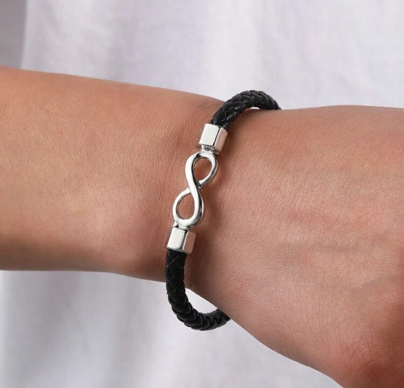 Pulsera con diseño trenzado infinito magnético corchete