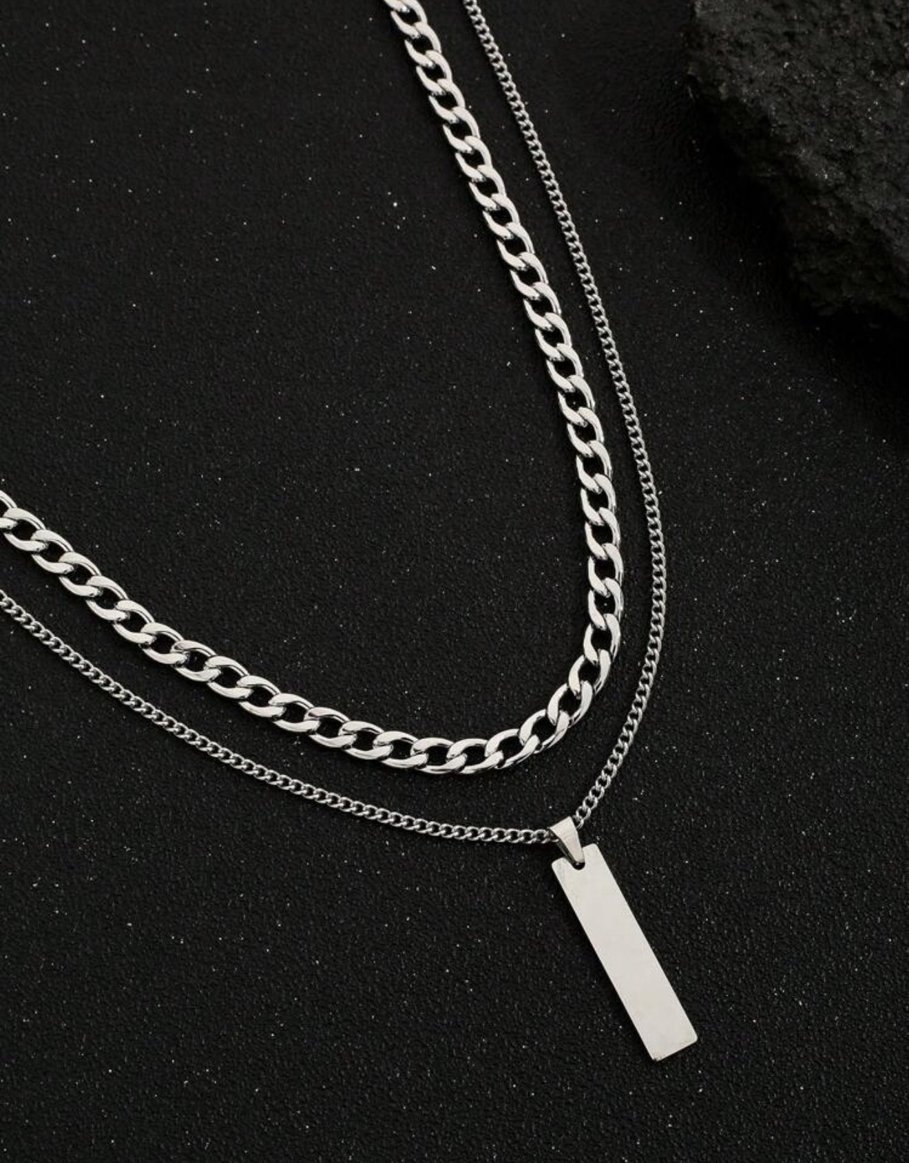 Collar plateado con dije plateado
