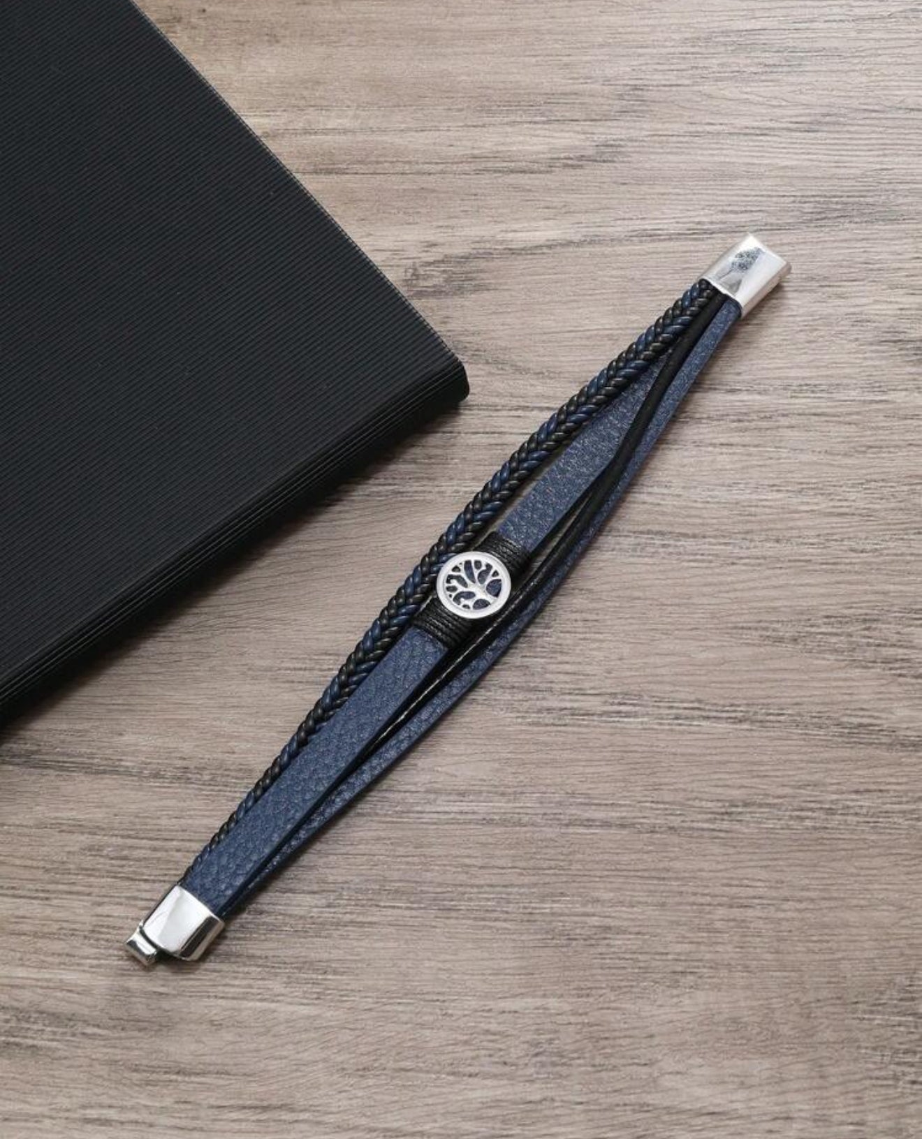 Pulsera con diseño en trenzado azul con árbol de la vida