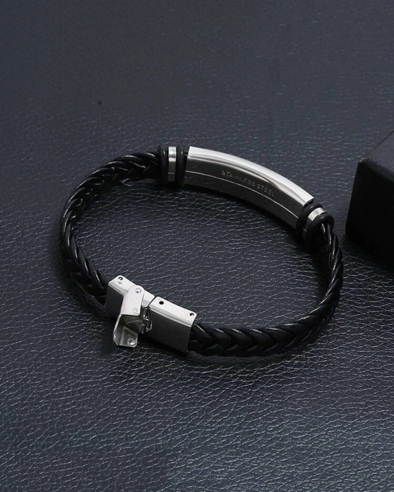Pulsera con diseño trenzado negra