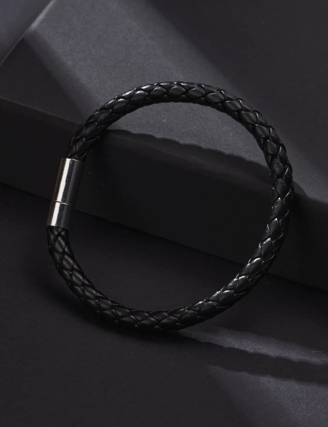 Pulsera con diseño trenzado magnético corchete plateado
