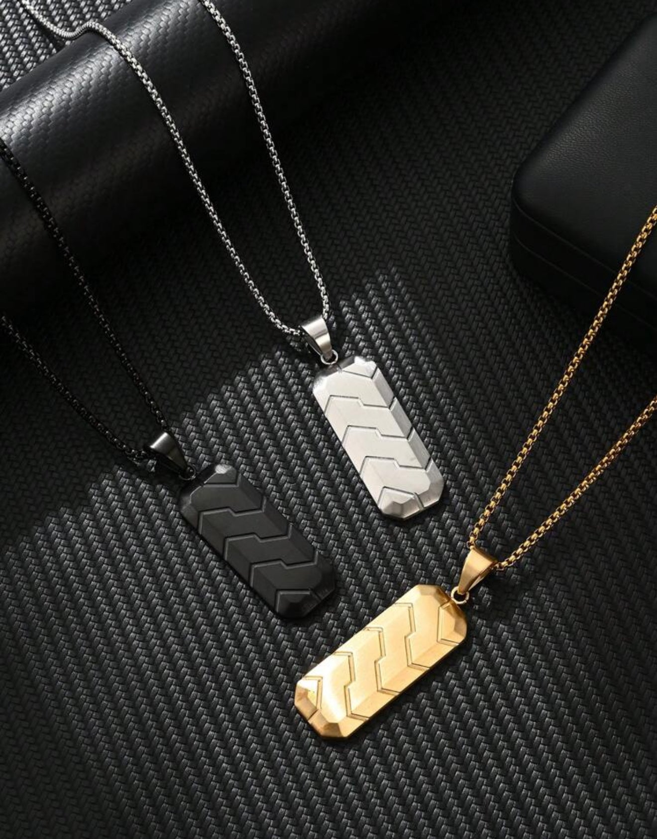 Collar de acero inoxidable con colgante Monolit Dorado