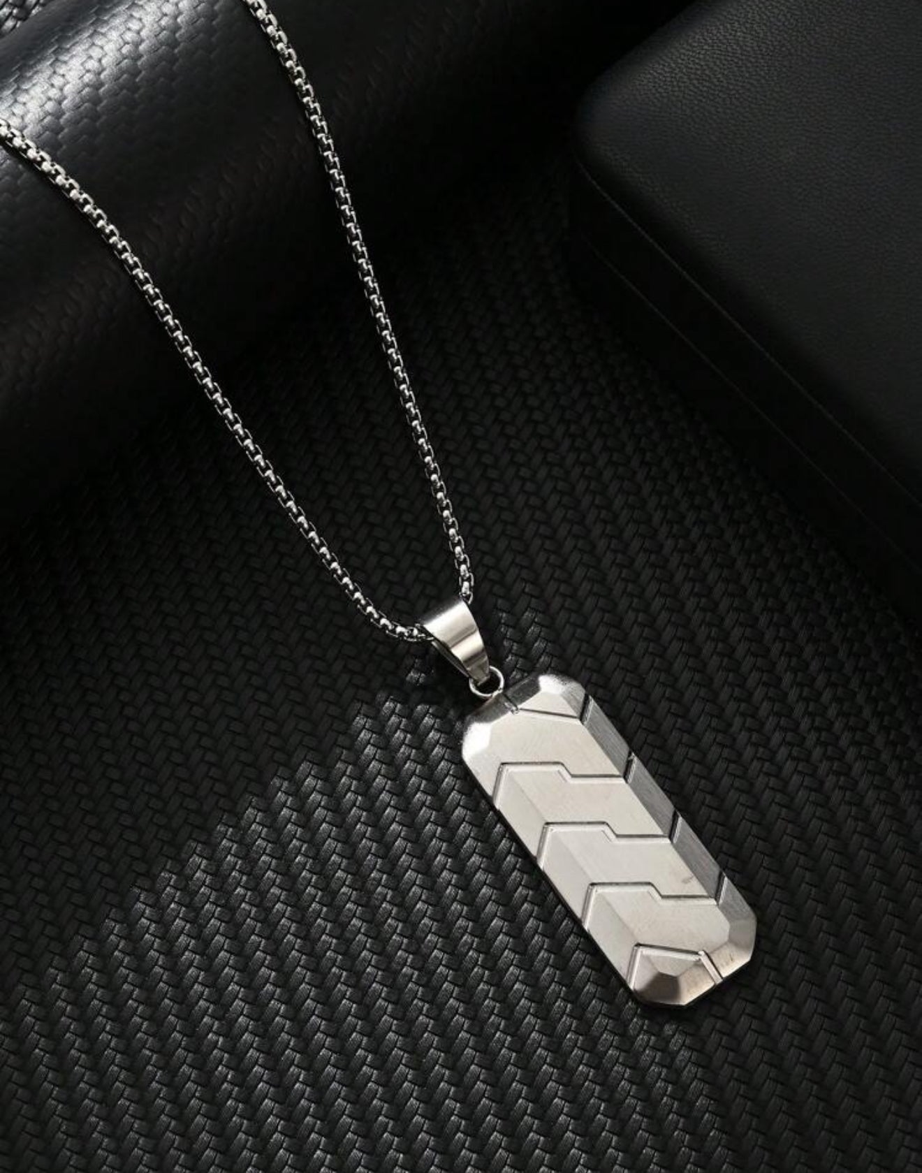 Collar de acero inoxidable con colgante Monolit Plateado