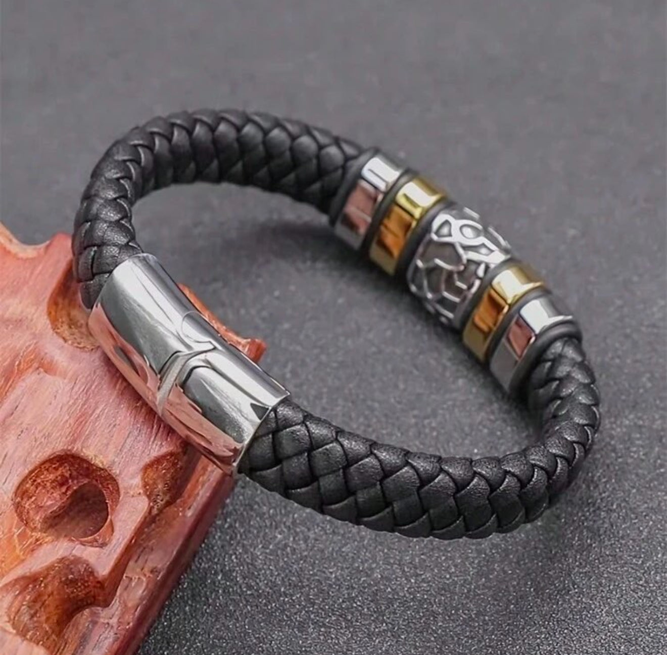 Pulsera Negro con Detalle en Acero plateado y Dorado