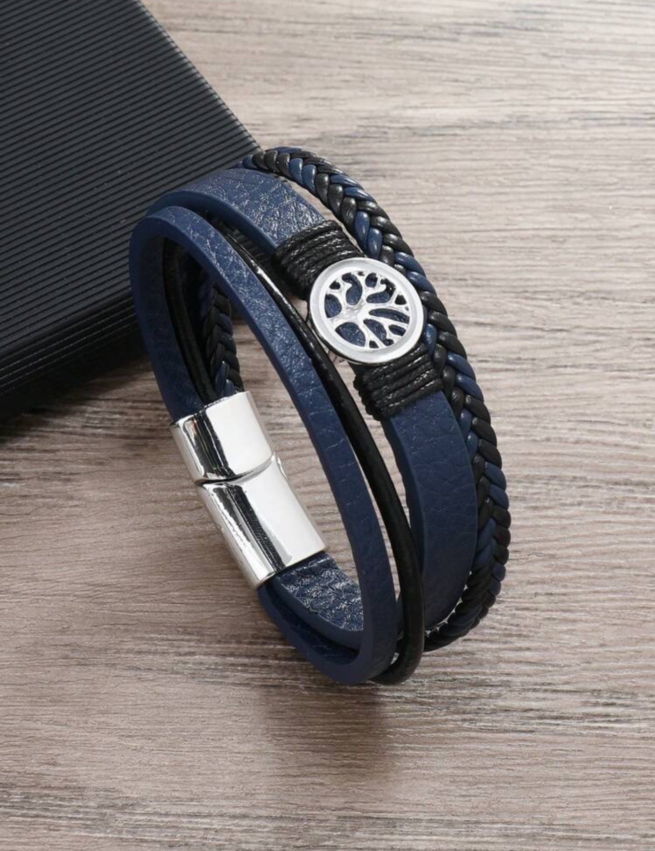 Pulsera con diseño en trenzado azul con árbol de la vida