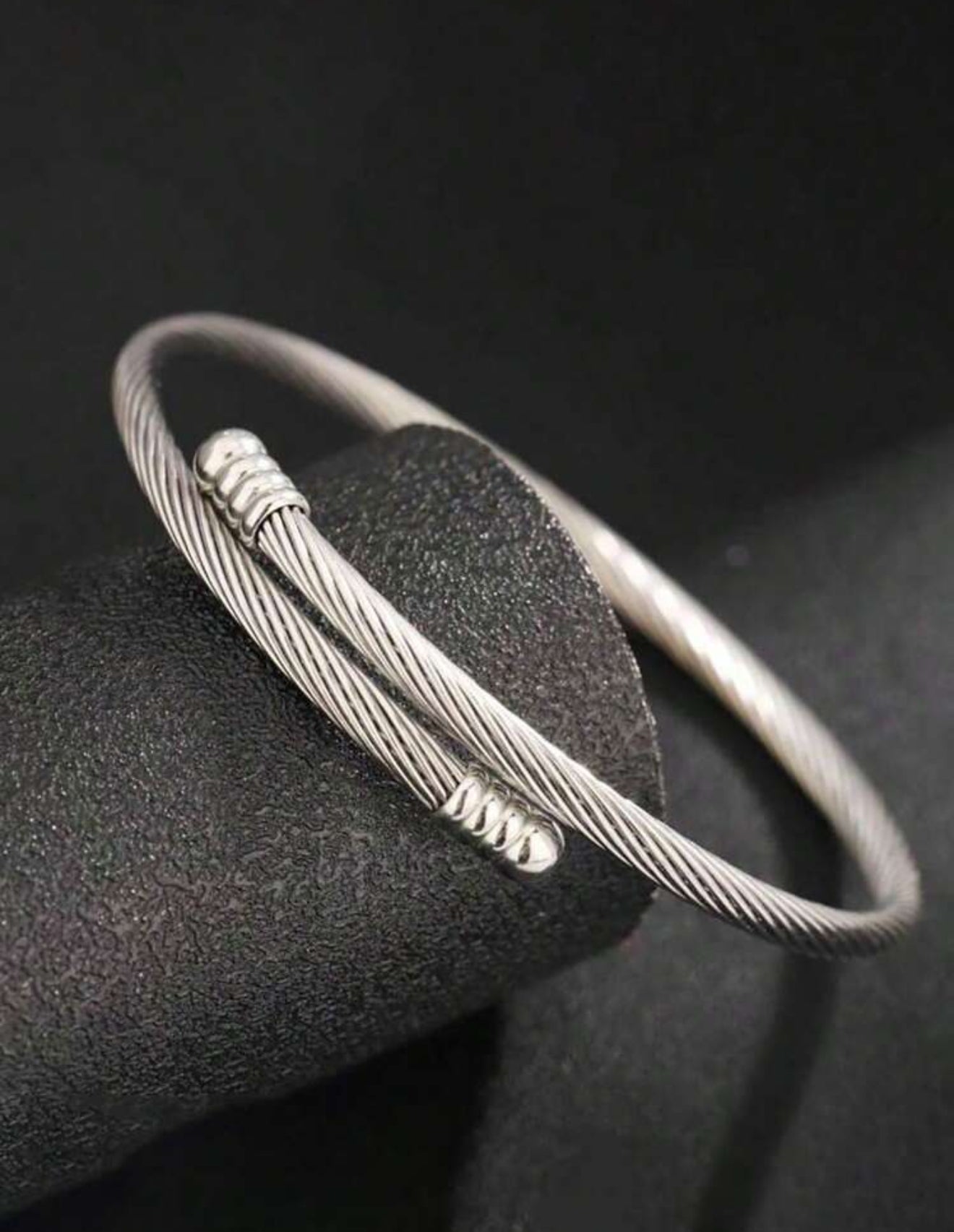 Pulsera minimalista dorada en acero inoxidable