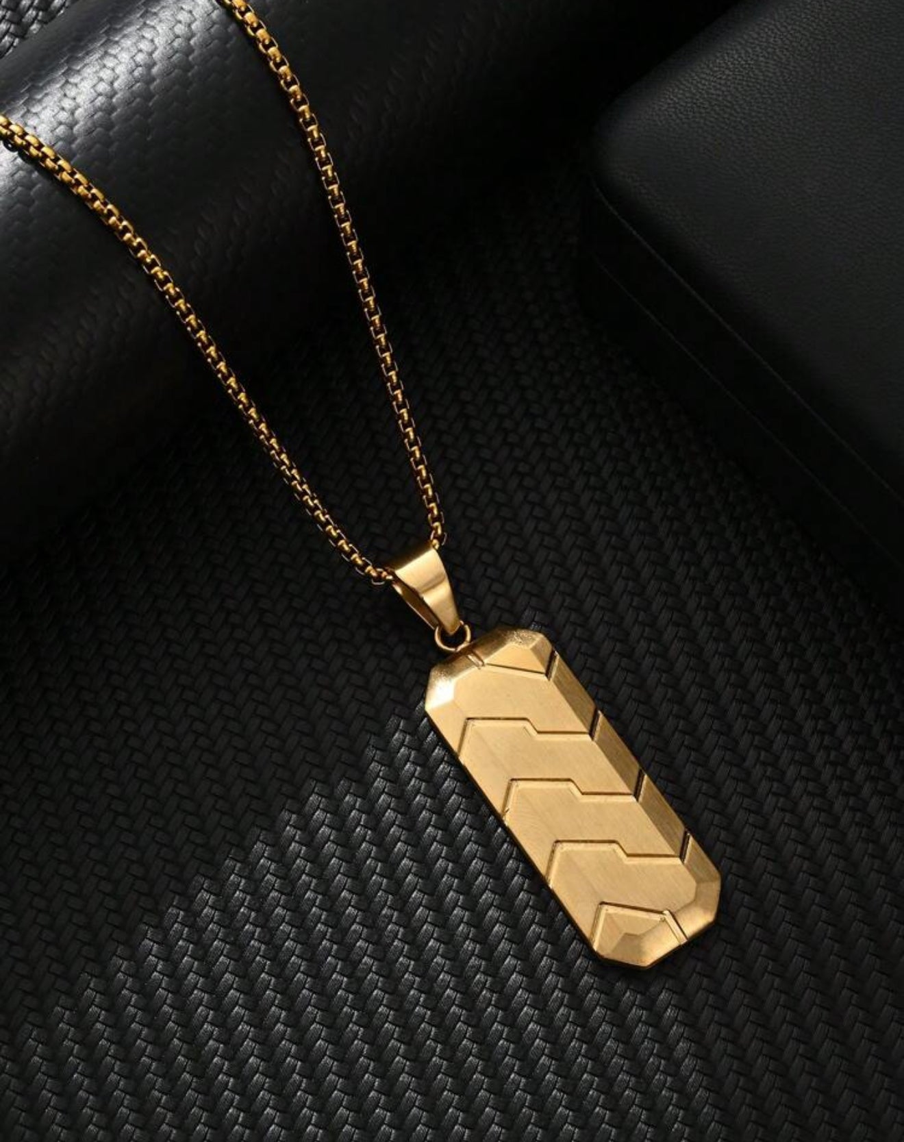 Collar de acero inoxidable con colgante Monolit Dorado