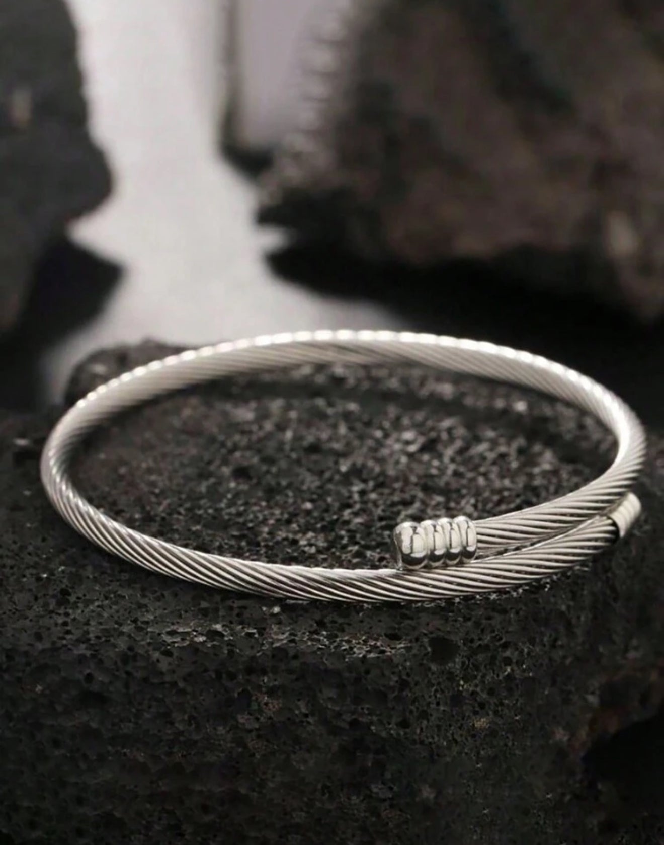 Pulsera minimalista dorada en acero inoxidable