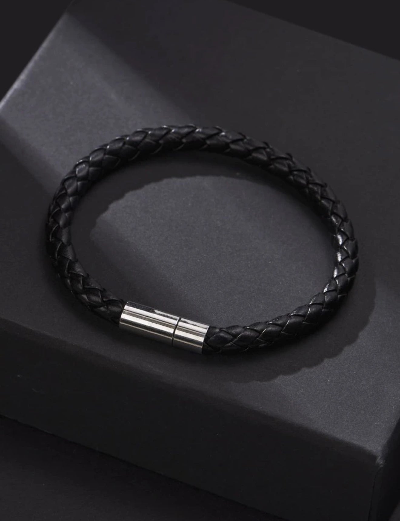 Pulsera con diseño trenzado magnético corchete plateado