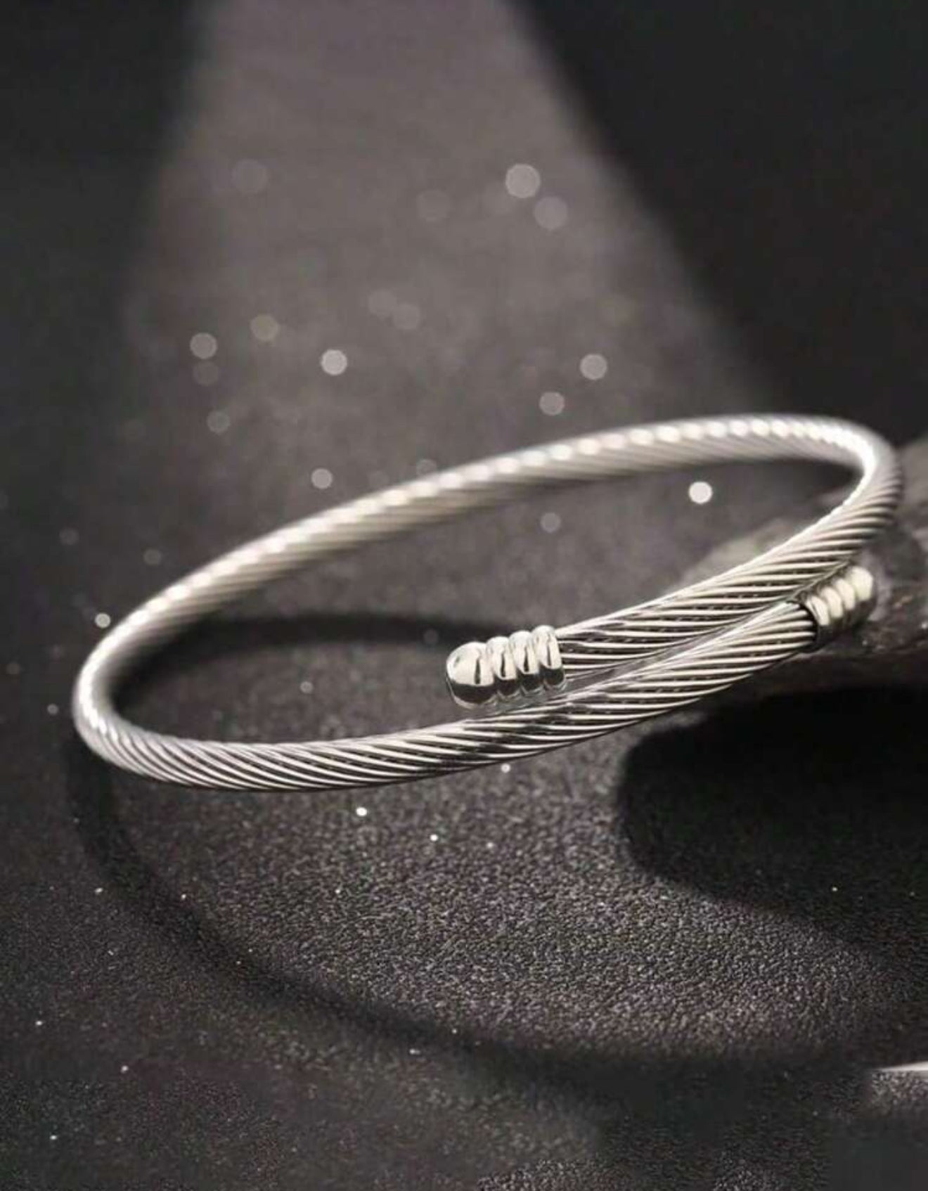 Pulsera minimalista dorada en acero inoxidable