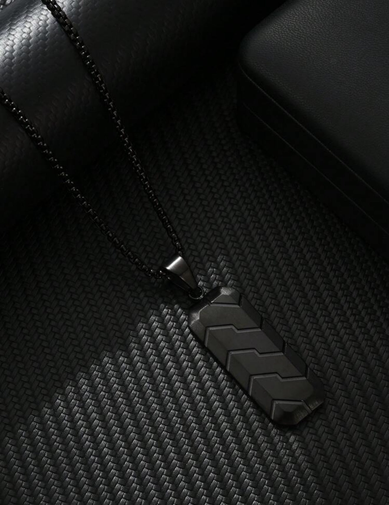 Collar de acero inoxidable con colgante Monolit Negro