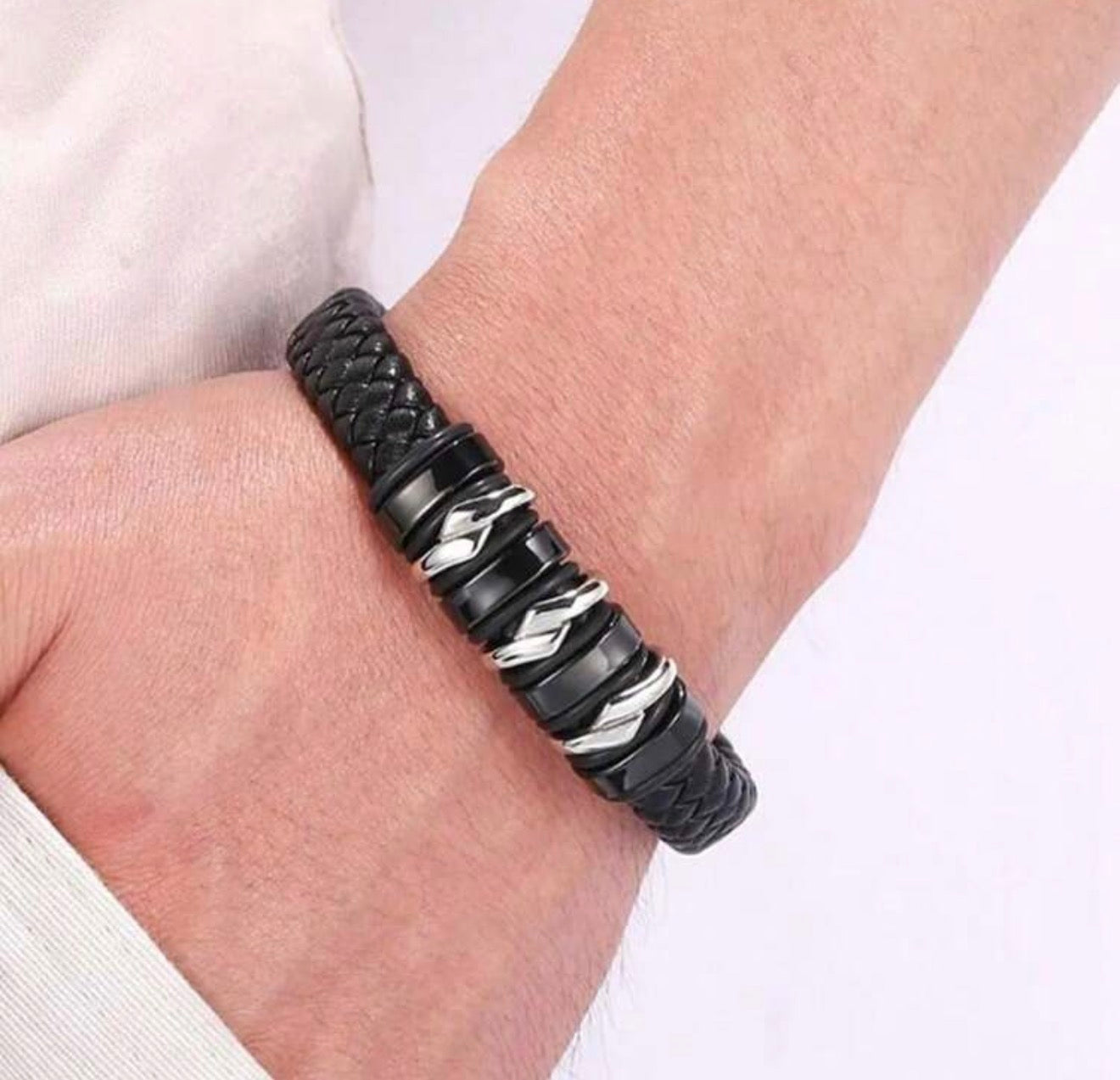Pulsera negra con cierre reforzado y detalles en plateado