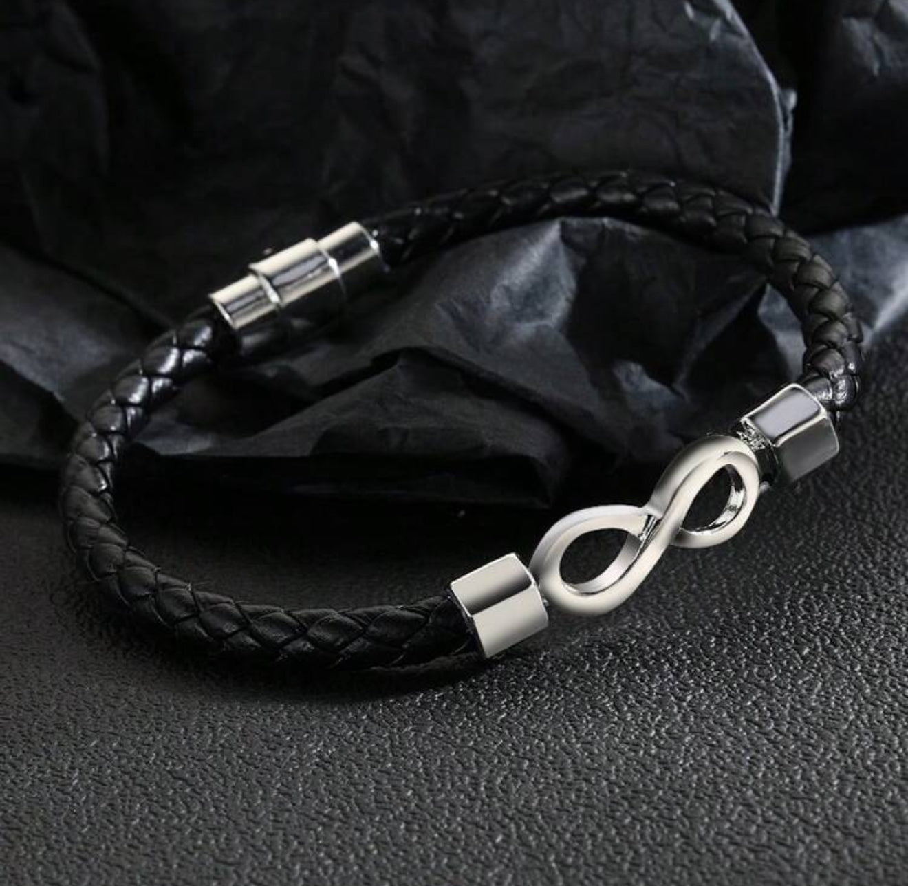 Pulsera con diseño trenzado infinito magnético corchete