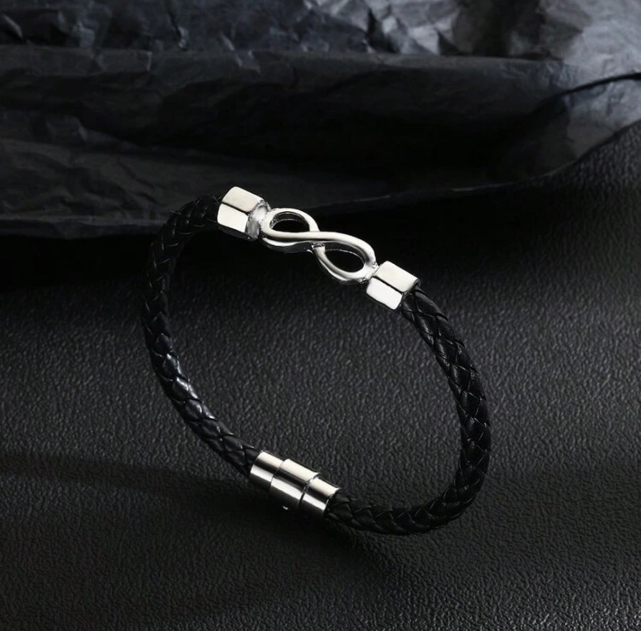 Pulsera con diseño trenzado infinito magnético corchete