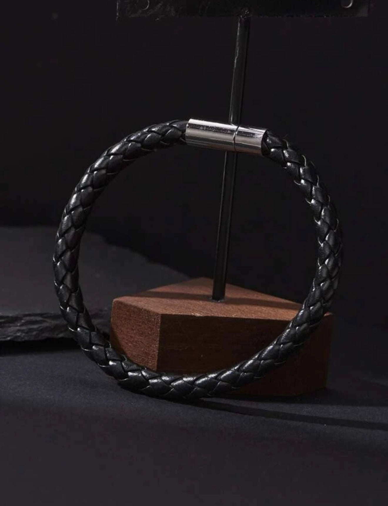 Pulsera con diseño trenzado magnético corchete plateado