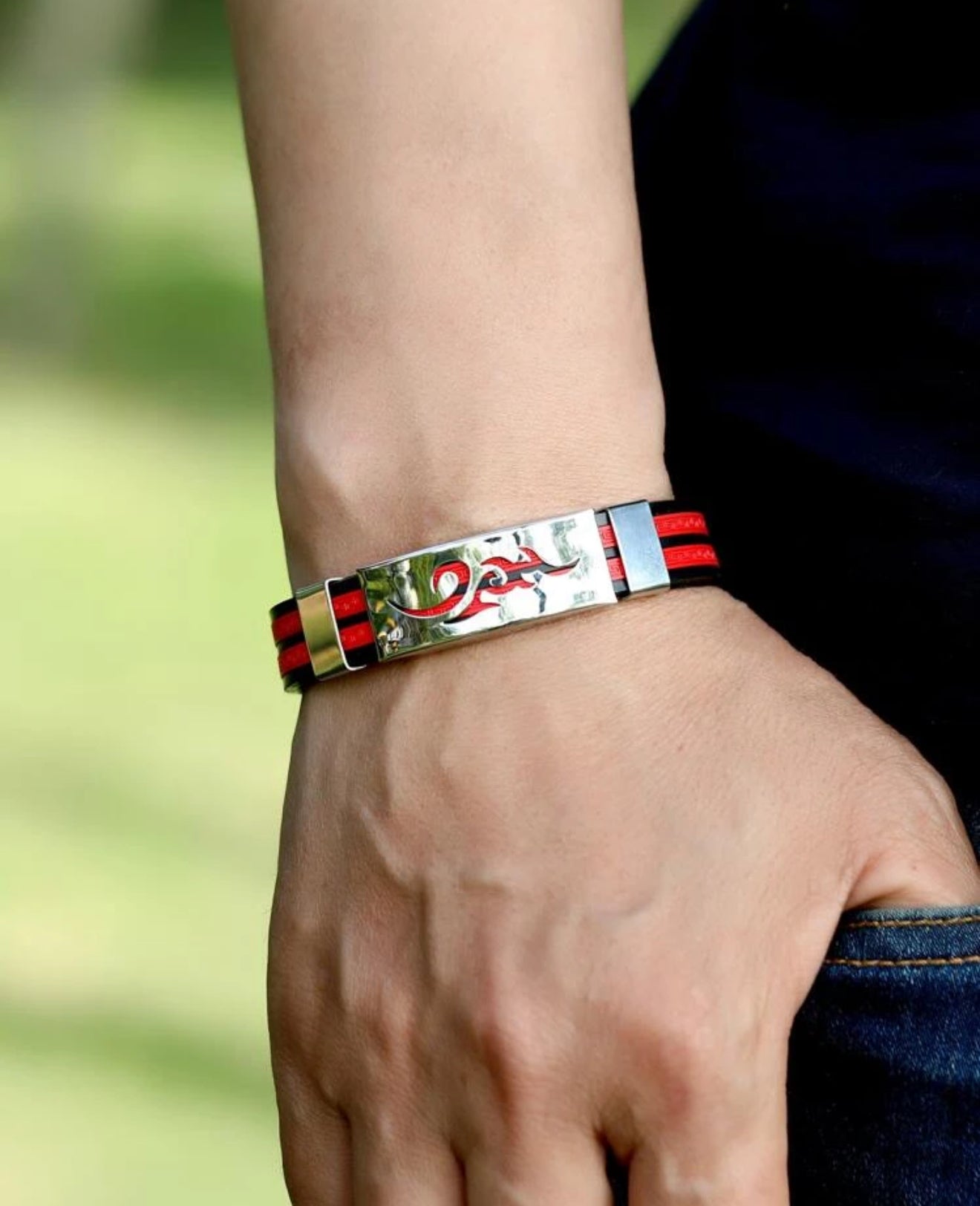 Pulsera con diseño liso roja y negra