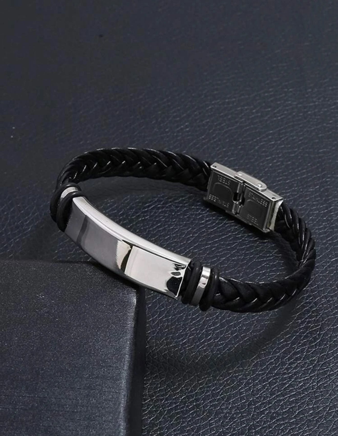 Pulsera con diseño trenzado negra