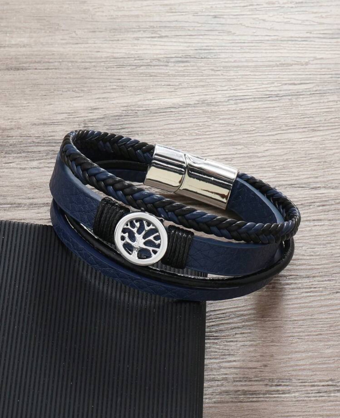 Pulsera con diseño en trenzado azul con árbol de la vida