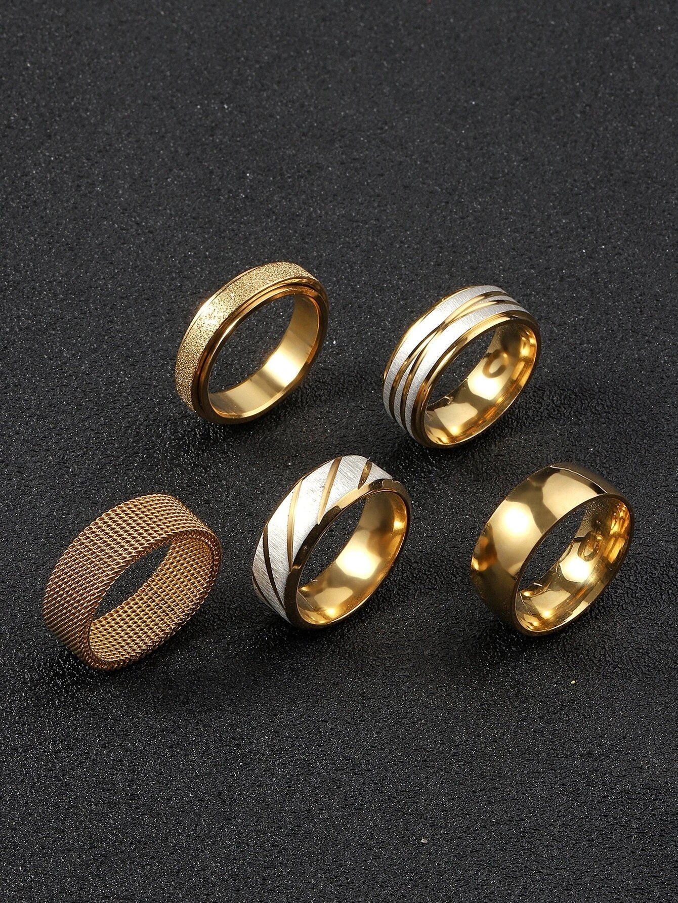 Rings 5 pieces of varied styles and textures gold