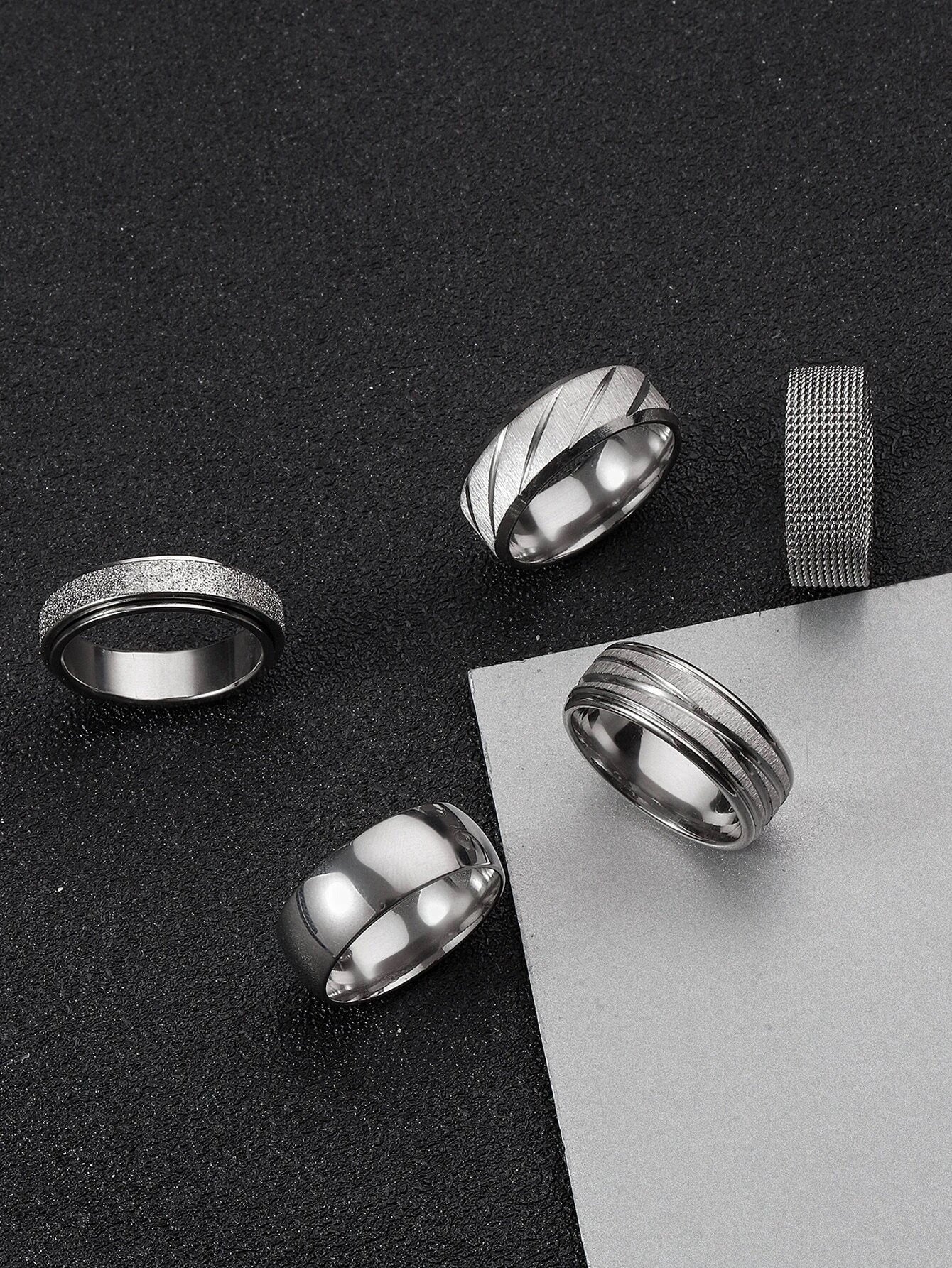Rings 5 pieces of varied styles and textures silver
