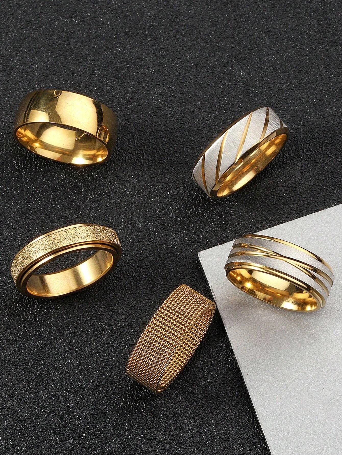 Rings 5 pieces of varied styles and textures gold
