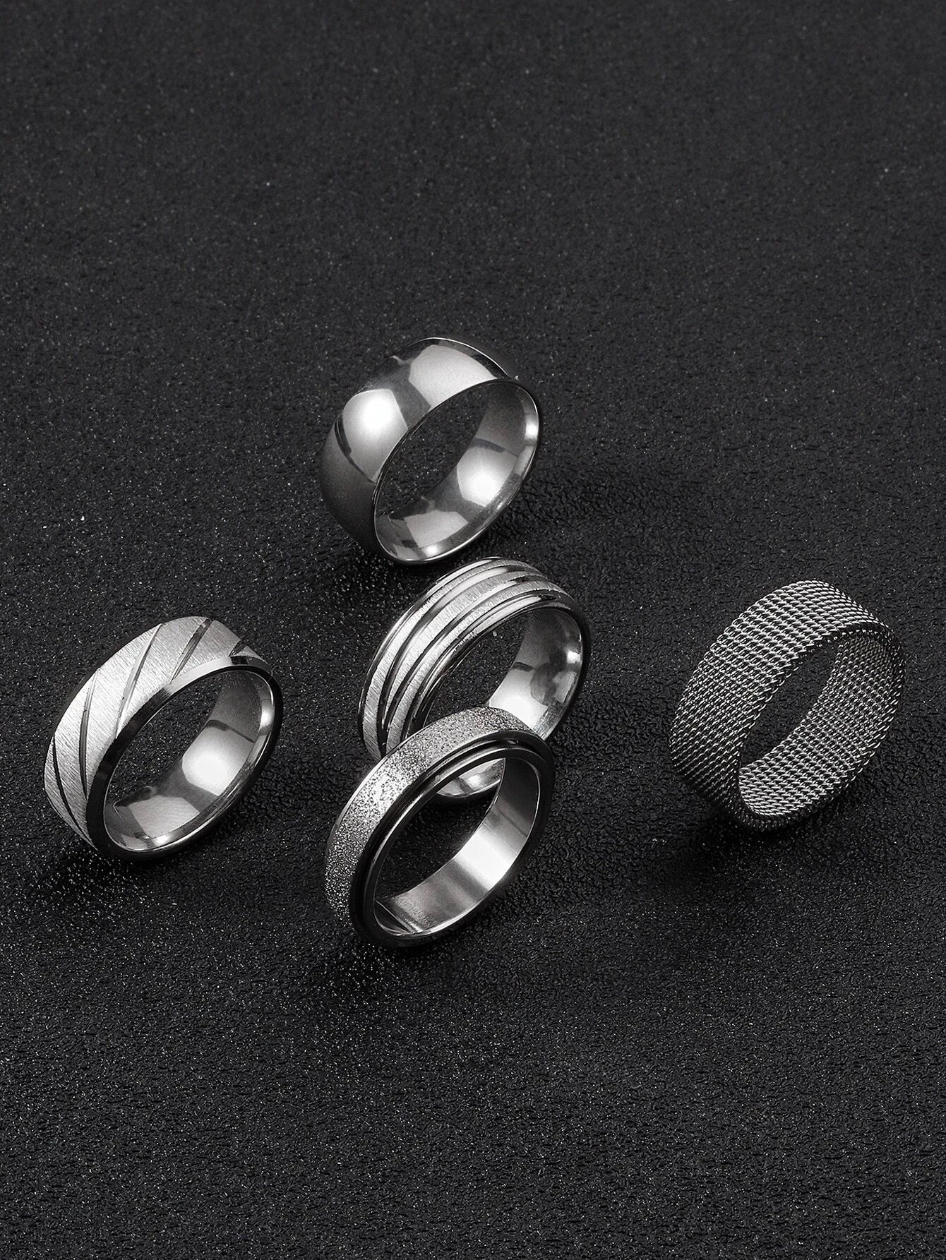 Rings 5 pieces of varied styles and textures silver
