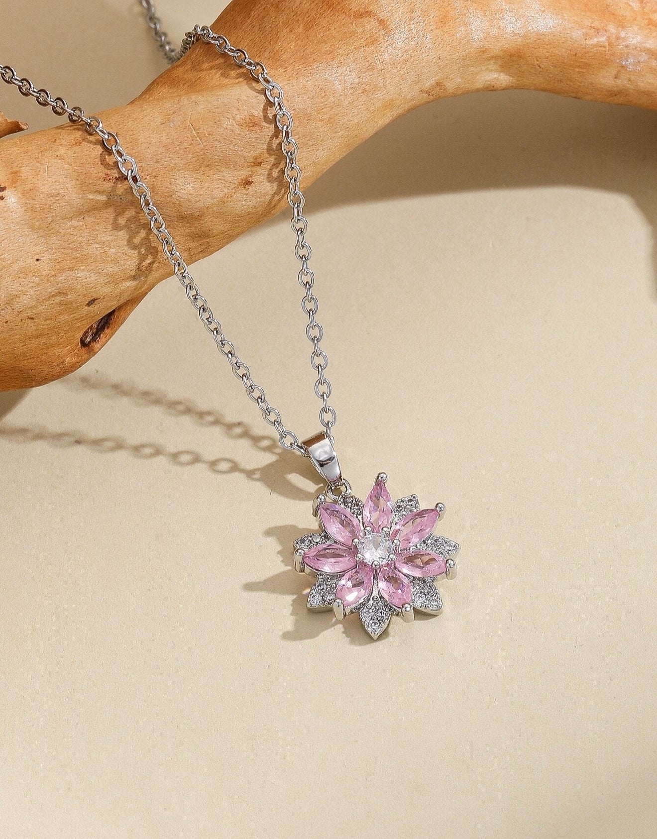 Mia Collar plateado con dije de flor y piedra amatista