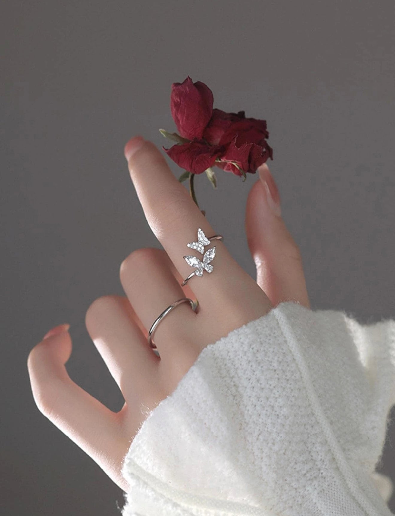 Sortija de dama minimalista ajustable con detalles de mariposa en acero inoxidable