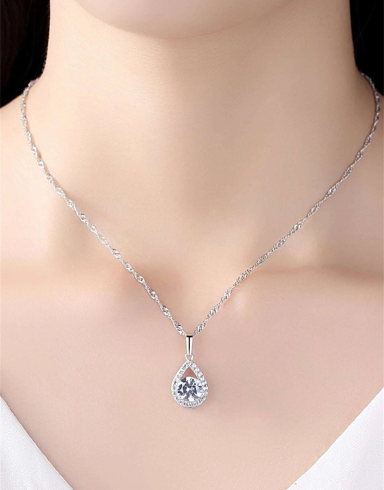 Mia Collar minimalista con dije de circonio plateado Karla