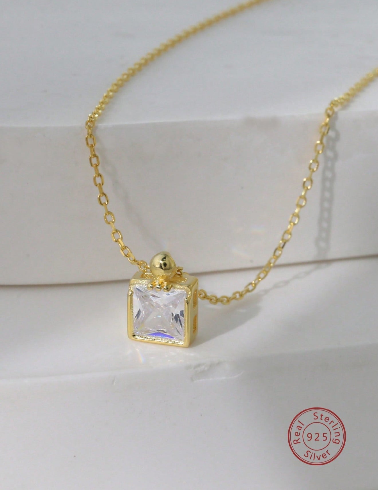 Mia Collar de Plata con baño de Oro de 14kl con dije cuadrado Andrea