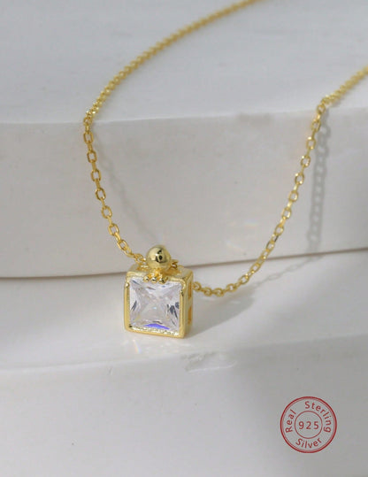 Mia Collar de Plata con baño de Oro de 14kl con dije cuadrado Andrea