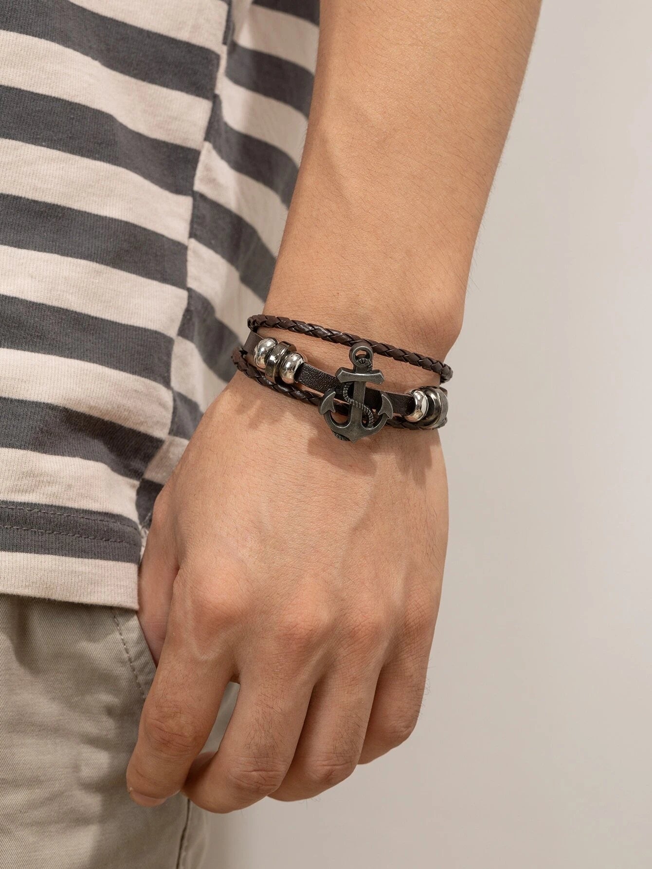 Pulsera con diseño de ancla marron