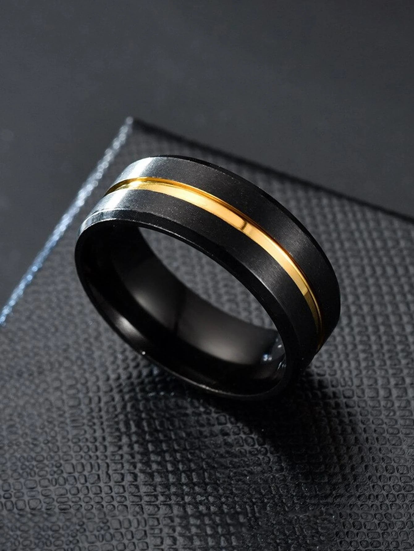 Anillo minimalista negro y dorado dos tonos